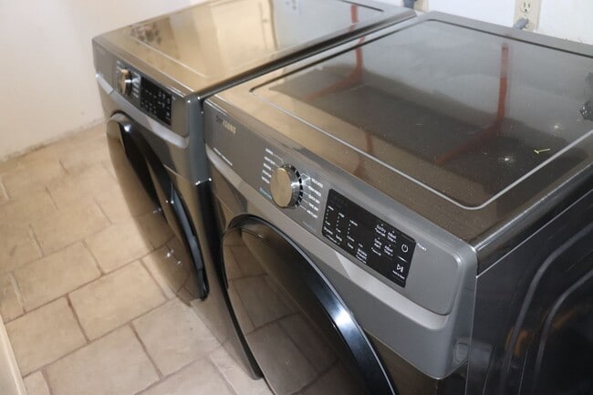 Building Photo - 5 Bedroom, 2 Bathroom