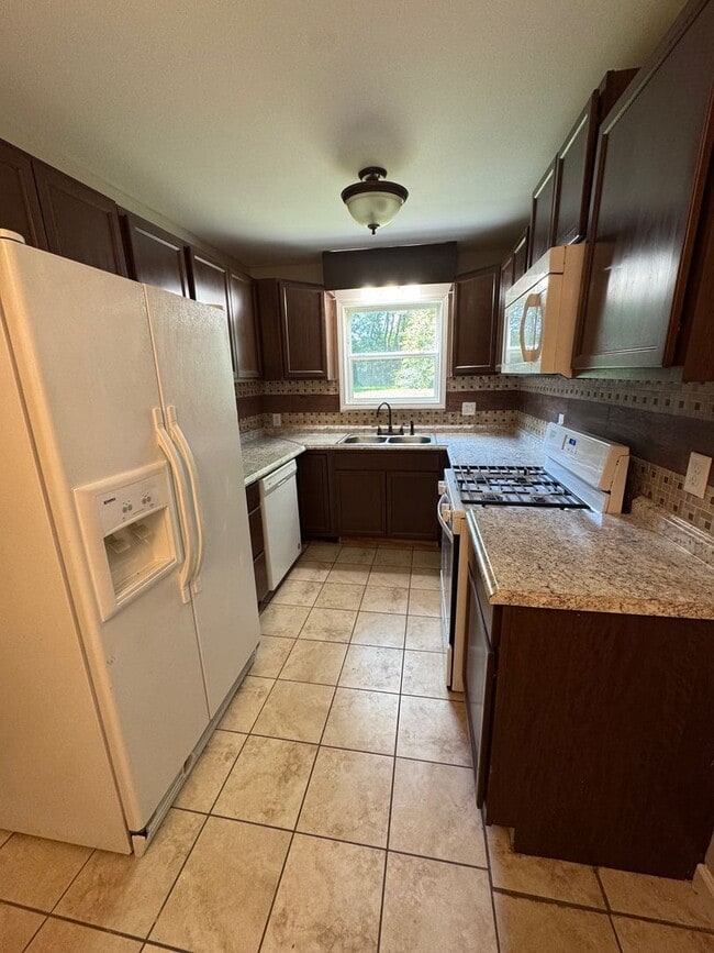 Building Photo - 2857 Lakeland Dr