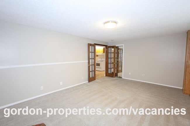 Building Photo - NE 22nd Ct - Gresham 4 bedroom split level home