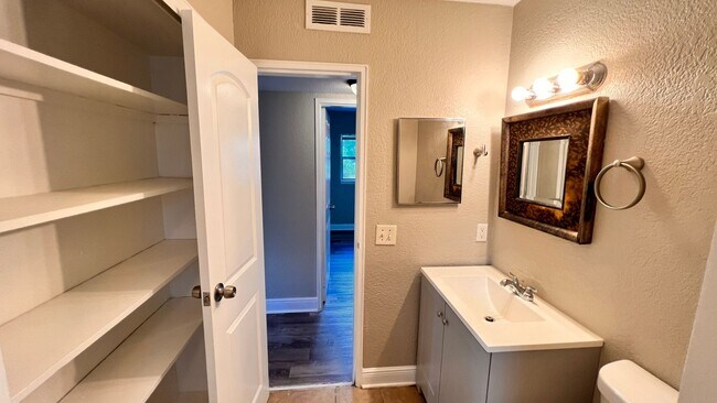 Building Photo - Charming 4 Bedroom, 2 Bathroom Home in Altamonte Springs!!