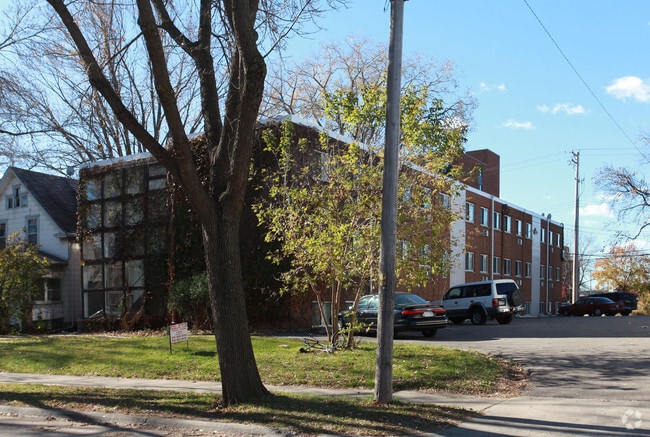 Building Photo - 3016 29th Ave S