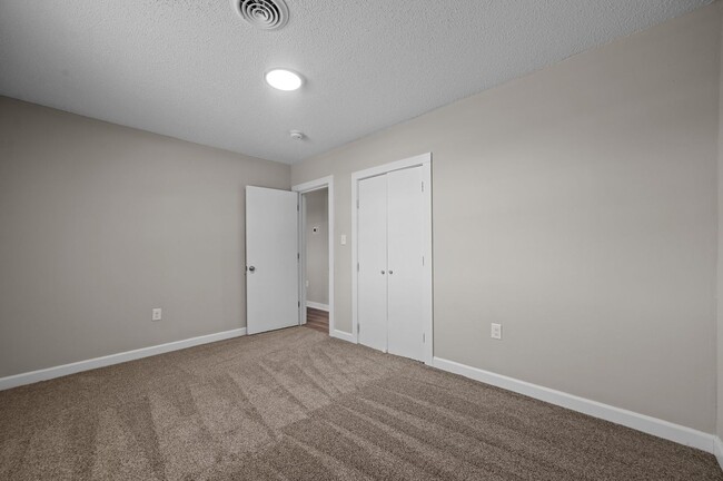 Building Photo - Riverview - Building 8 (24-27)