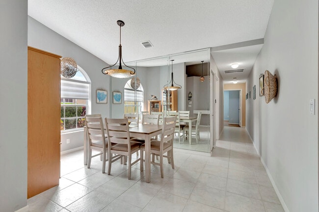 Building Photo - 6129 Heliconia Rd