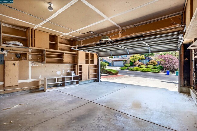 Building Photo - 121 Violet Rd