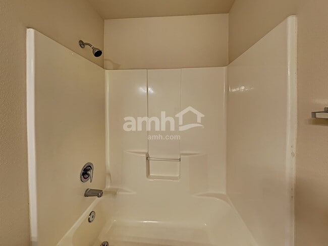 Building Photo - 1628 NE 10th Pl