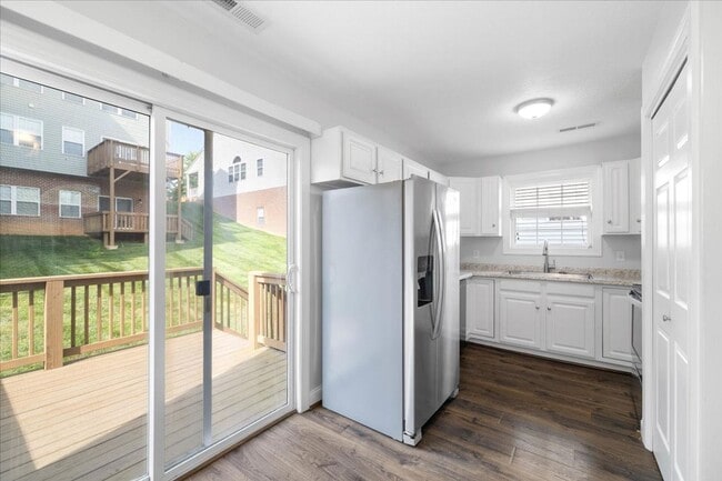 Building Photo - Modern Townhome in Prime Location - Christ...