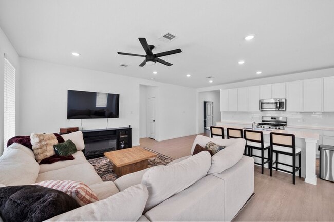 Building Photo - 807 Heaven Dr