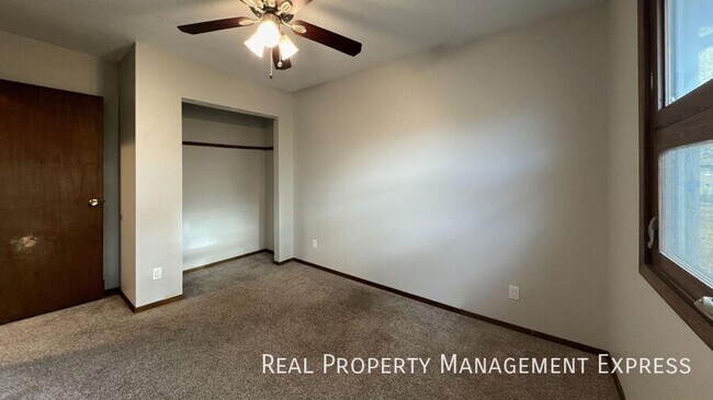 Building Photo - 4 bed 2 bath home with attached garage!