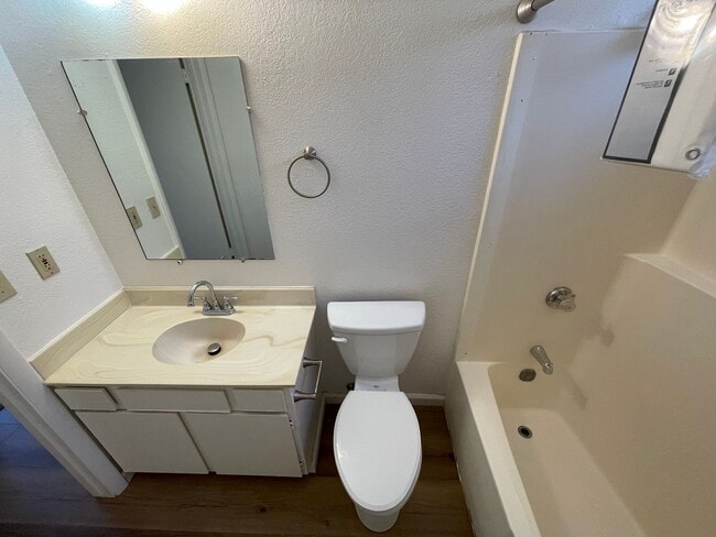 Building Photo - La Tierra Garden Apartments (2 Bed 1 Bath)