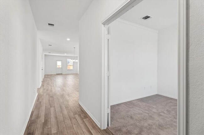 Building Photo - 1525 W Kerr Pass