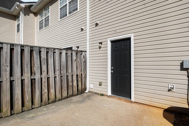 Building Photo - Beautiful Upgraded Townhome!