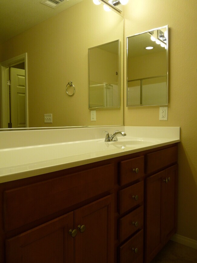 Building Photo - SOUTHERN HIGHLANDS 3 BEDROOM, 3 BATH HOME