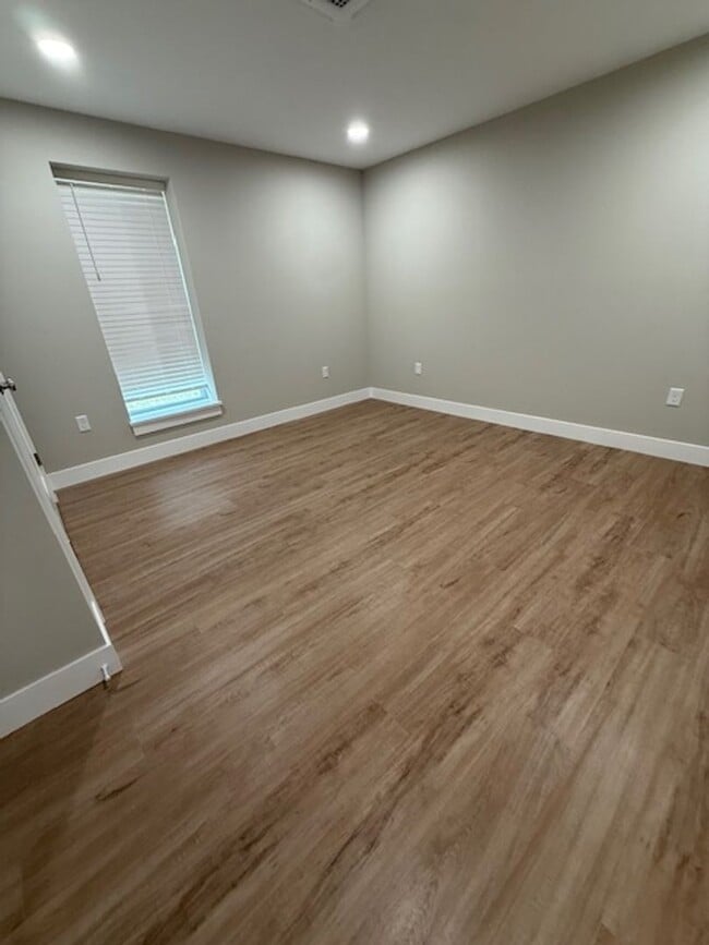 Building Photo - 1910 Springfield Rd