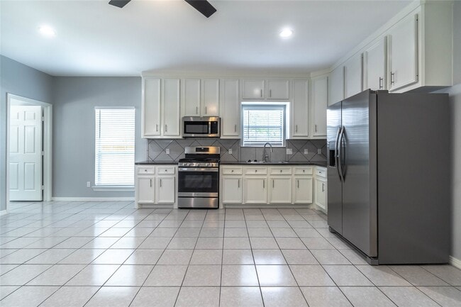 Building Photo - 1122 Ryon St