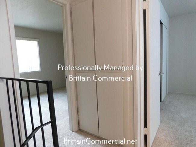 Building Photo - Spacious 2 Bedroom 1.5 Bath Townhouse Apar...