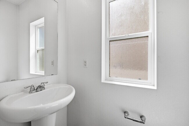 Building Photo - "Charming 3-Bedroom Home with 2.5 Baths on Kirk Street – 1744 sq ft of Comfort in Denver!"