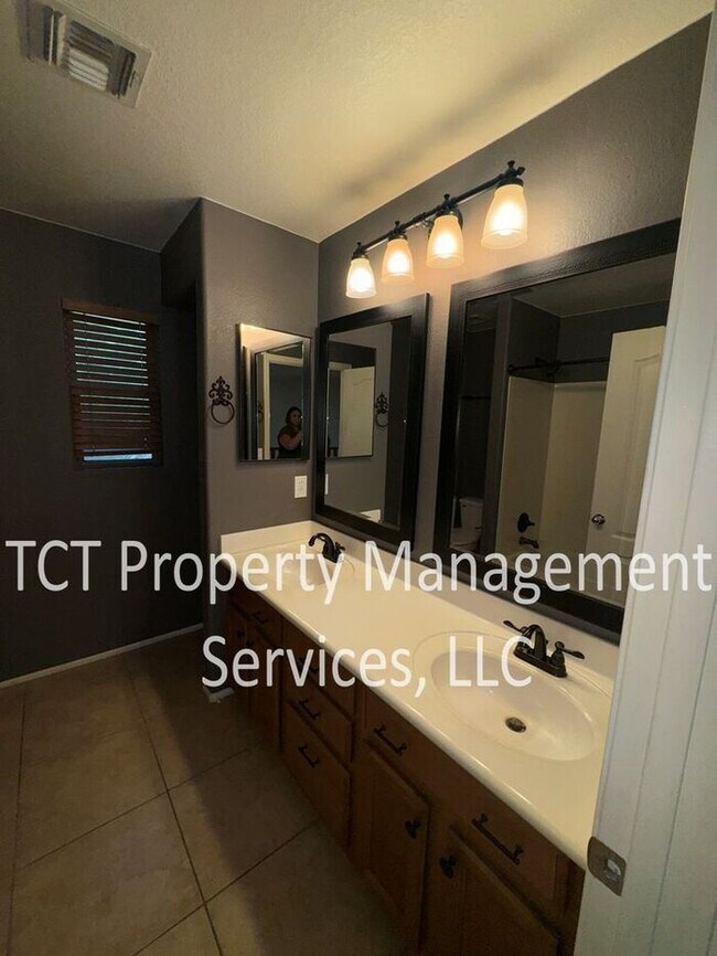 Building Photo - Beautiful 5 bedroom, 3 bath home in Chandler!