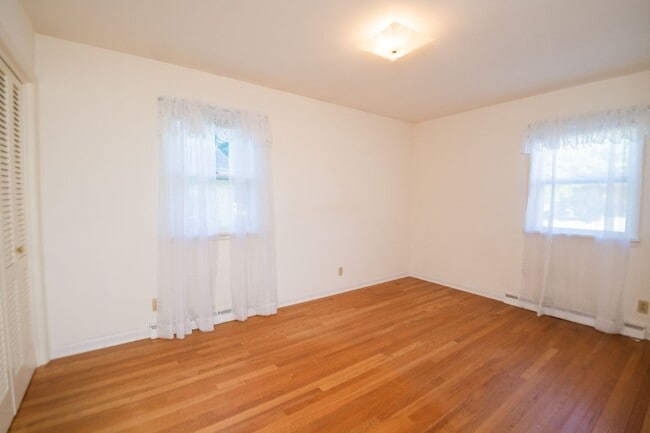 Building Photo - 3 bed 2 bath home in Valparaiso