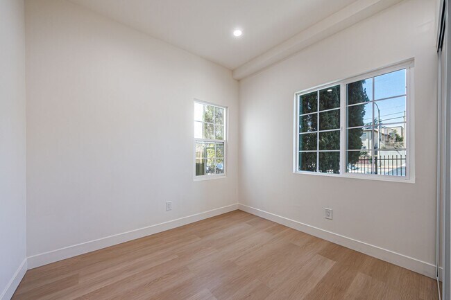 Building Photo - Modern Upstairs 3-Bedroom at 4222 1/2 | On...