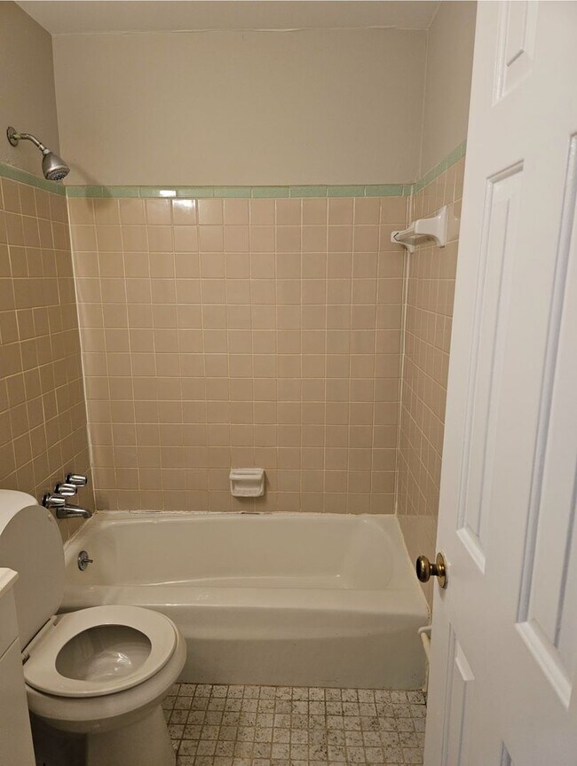 Building Photo - Newly renovated 2 bedroom, 1 bath duplex i...