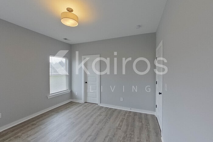Building Photo - 520 White Oak Cir