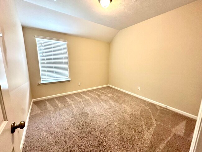 Building Photo - 822 Goodale Dr