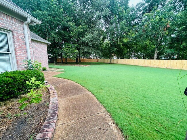 Building Photo - Beautiful Collierville home tucked away in...