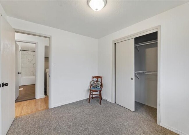 Building Photo - 1319 E Victory Rd