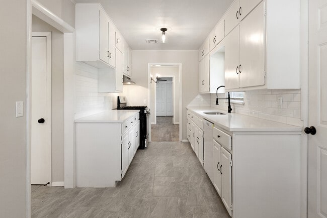 Building Photo - 730 N College St