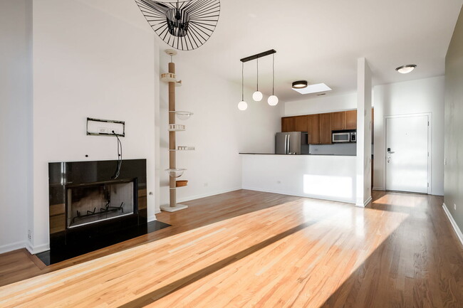 Building Photo - 2089 W Wabansia Ave