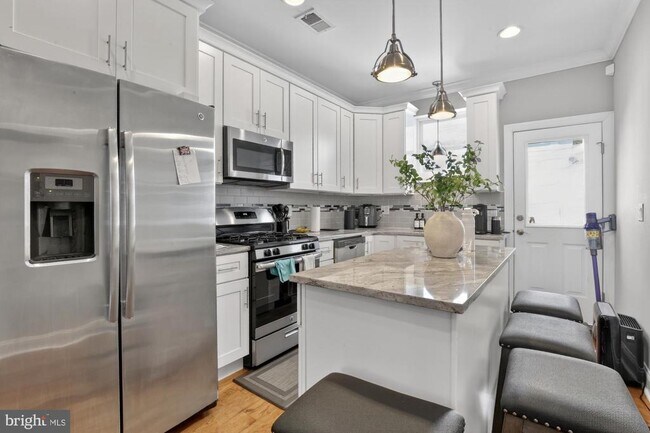 Building Photo - 2216 Almond St