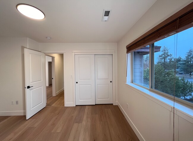 Building Photo - Modern Craftsman 4 Bedroom Home!