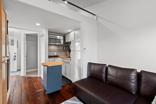 Building Photo - 1 Bath Furnished Studio in Woodlawn!