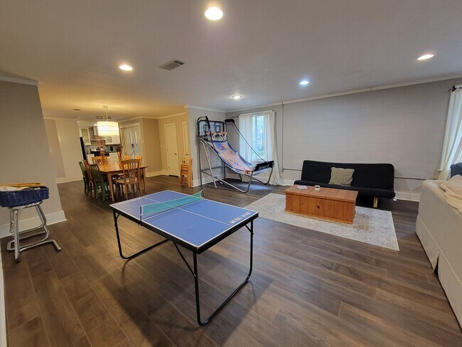 Building Photo - Spacious and newly renovated 3 bed 2 bath ...