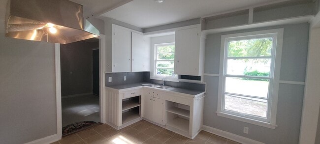 Building Photo - Beautiful 3 bedroom/1.5 bathroom house wit...