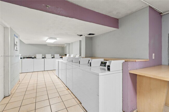 Building Photo - 8870 Fontainebleau Blvd