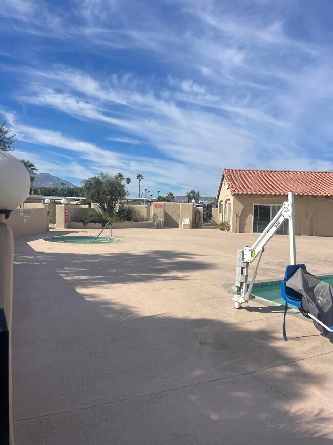 Building Photo - 14777 Palm Dr