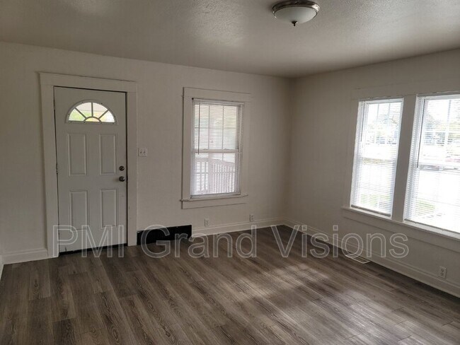 Building Photo - 1060 2nd St