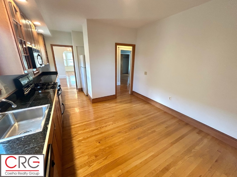 Building Photo - 18 Wellington Rd