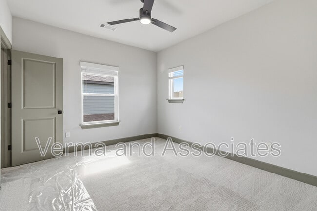 Building Photo - 980 Trestle Ln