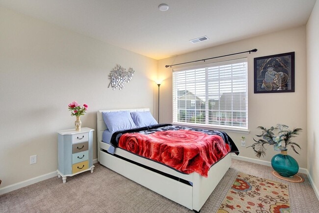 Building Photo - Bright, Spacious & Full of Charm Inside an...