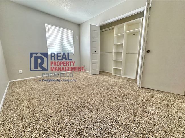 Building Photo - 4 Bedroom 2 Bath - 2 Car Garage House - Do...