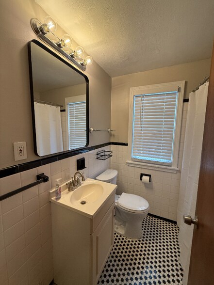 Building Photo - 369 Potters Rd