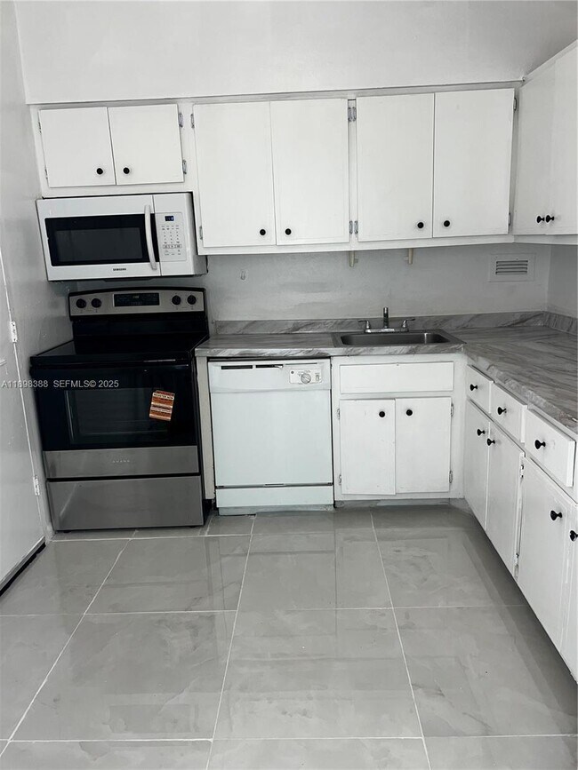 Building Photo - 1455 N Treasure Dr