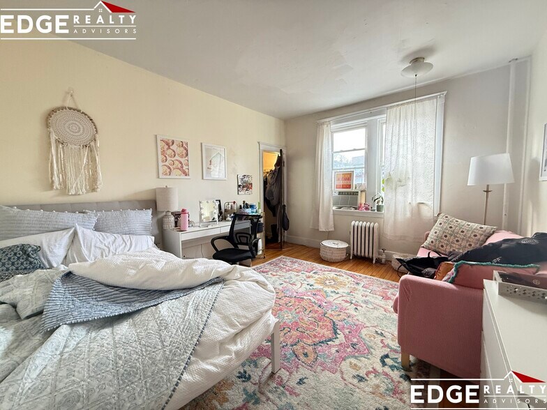 Building Photo - 318 Saint Paul St