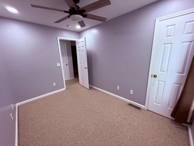 Building Photo - 3 Bedroom, 1.5 Bath Townhouse