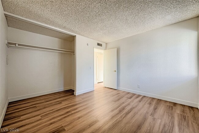 Building Photo - 1405 Vegas Valley Dr
