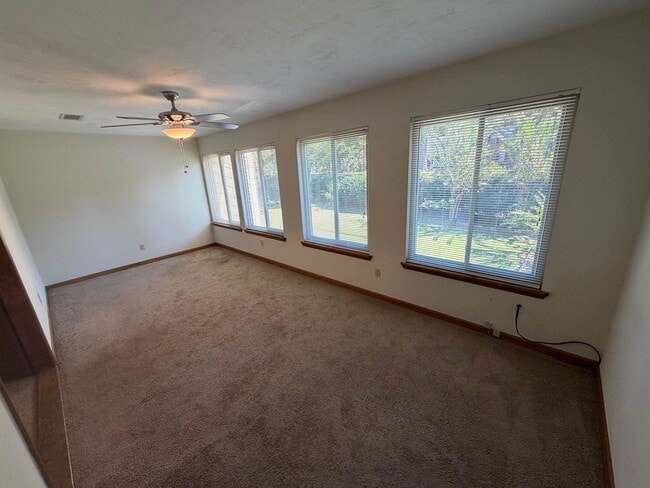 Building Photo - 3207 Shamrock St E