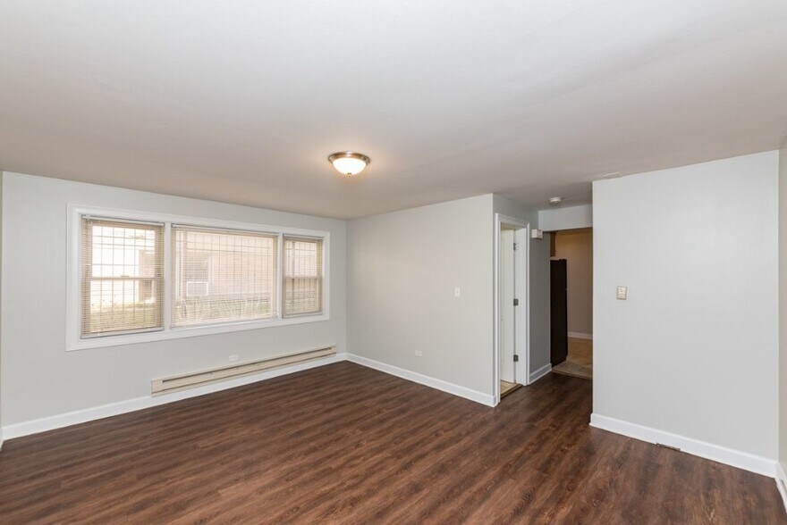 Building Photo - 4540 N Wolcott Ave