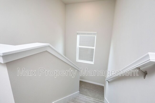 Building Photo - 2452 SE Creekhill Way